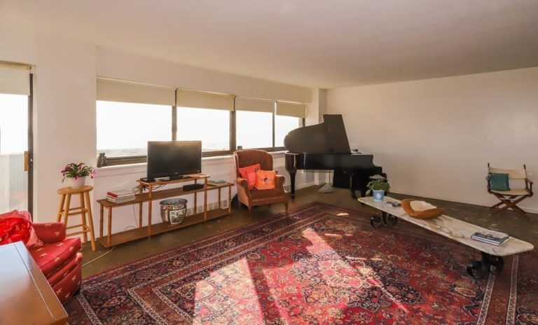 Photo of 300 Lynn Shore Drive #200